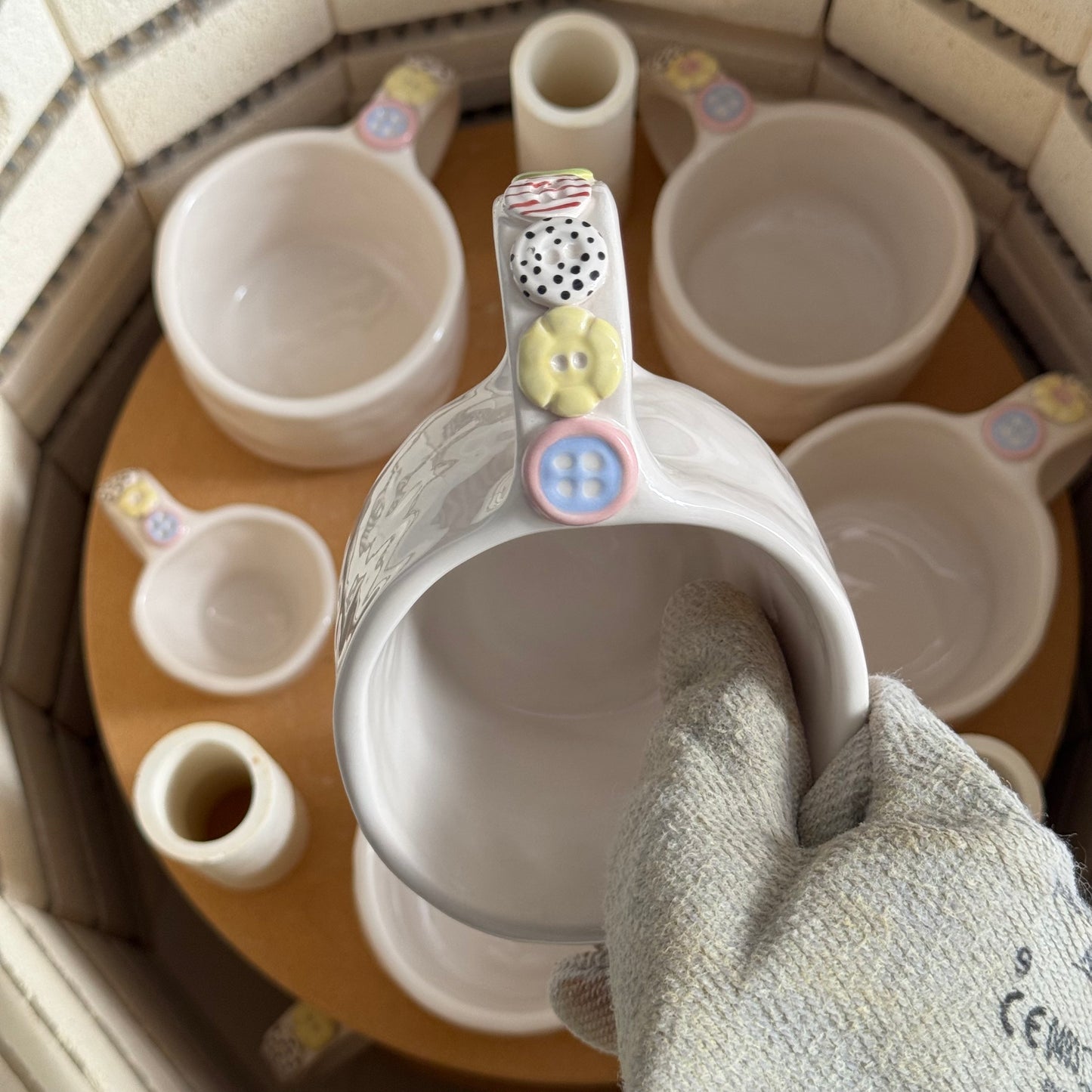 BUTTONS MUG