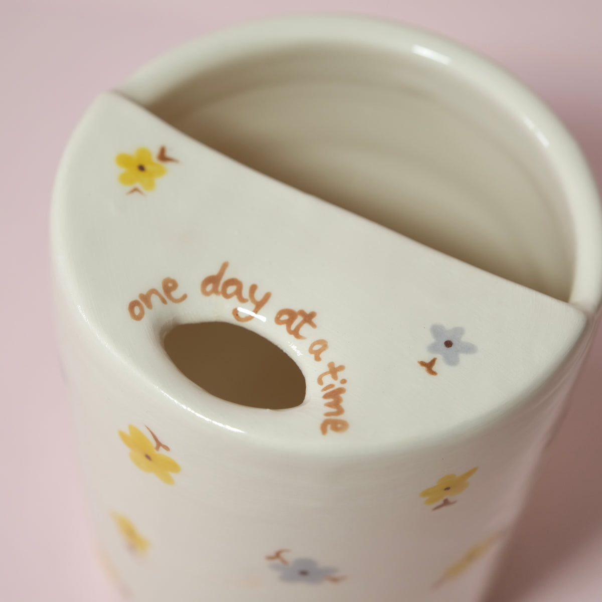 HARVEST DAISIES TO GO CUP