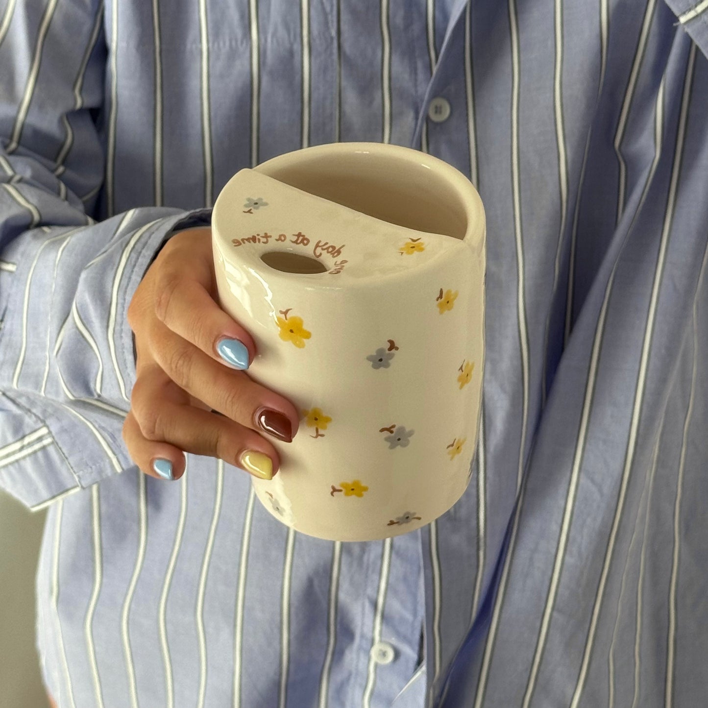 HARVEST DAISIES TO GO CUP