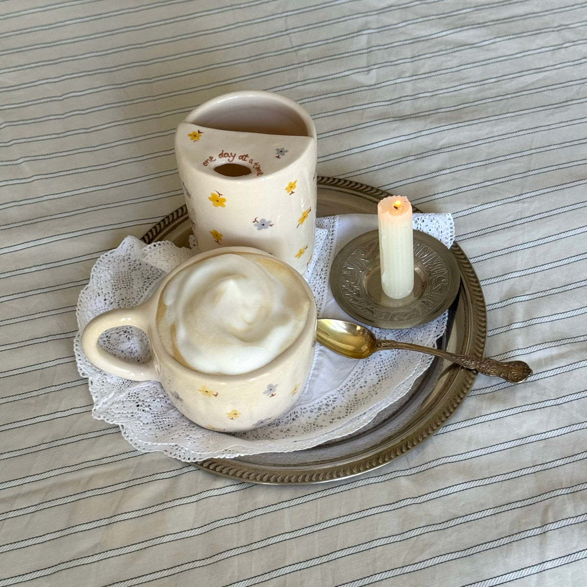 HARVEST DAISIES TO GO CUP